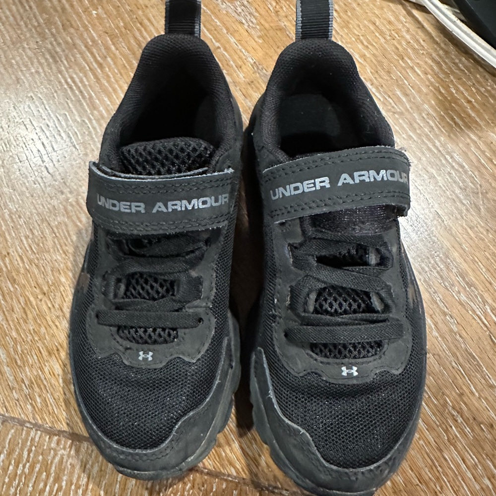 Size 11 Under Armour Tennis Shoes